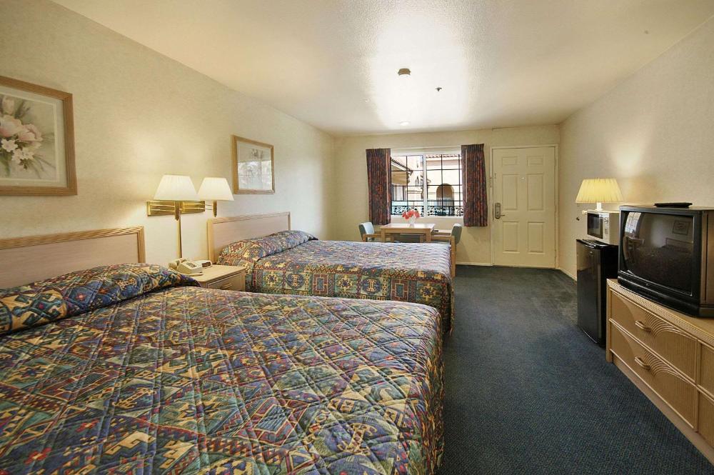 Queen Room with Two Queen Beds - Non-Smoking interior