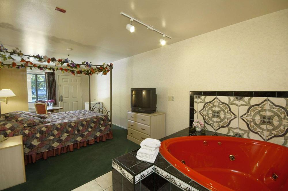 Deluxe King Room - Non-Smoking interior