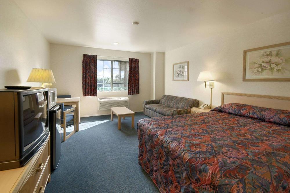 Queen Room - Non-Smoking interior